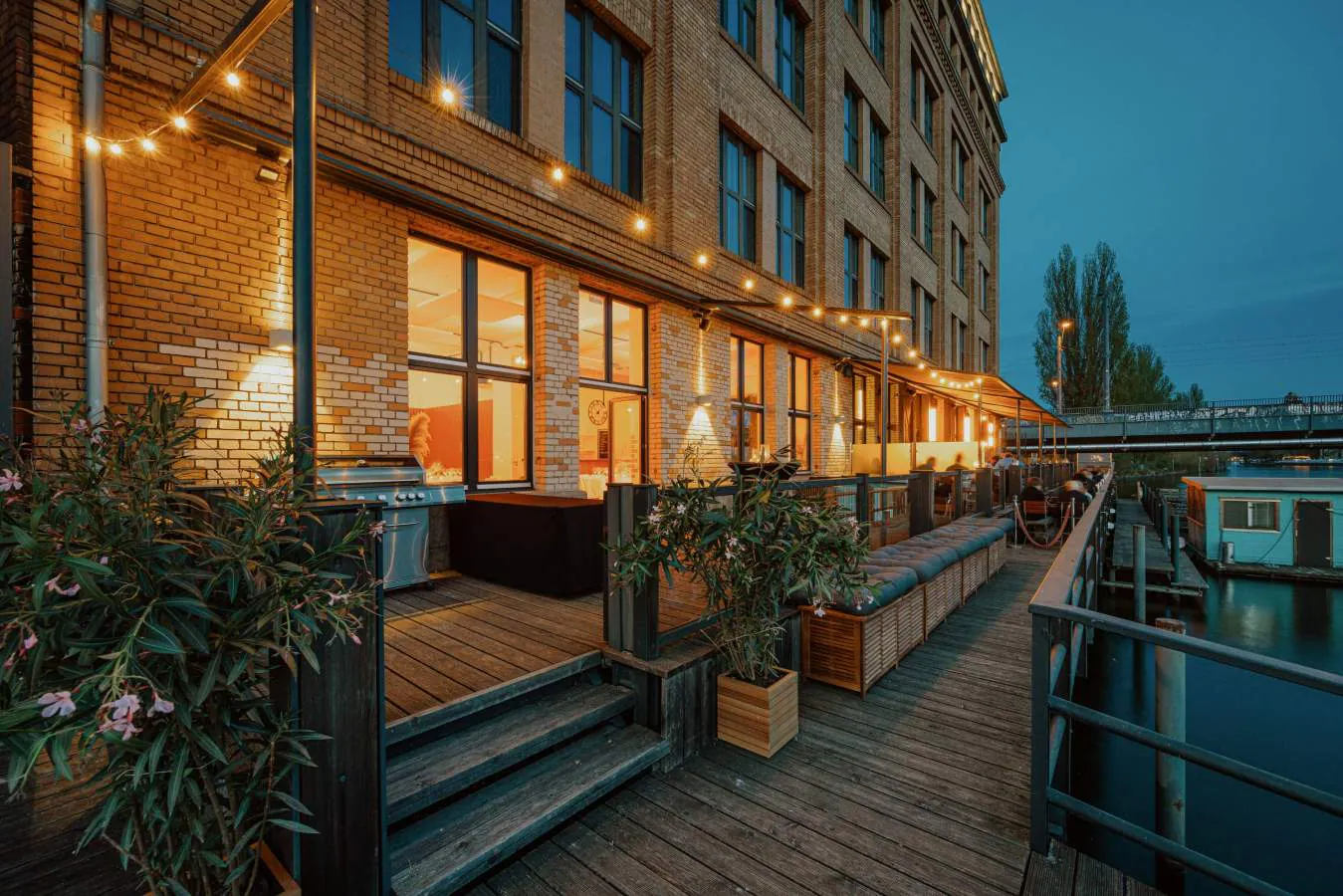 Alva Lounge Terrasse am Abend mit Lichterketten (©WHITE Spreelounge)