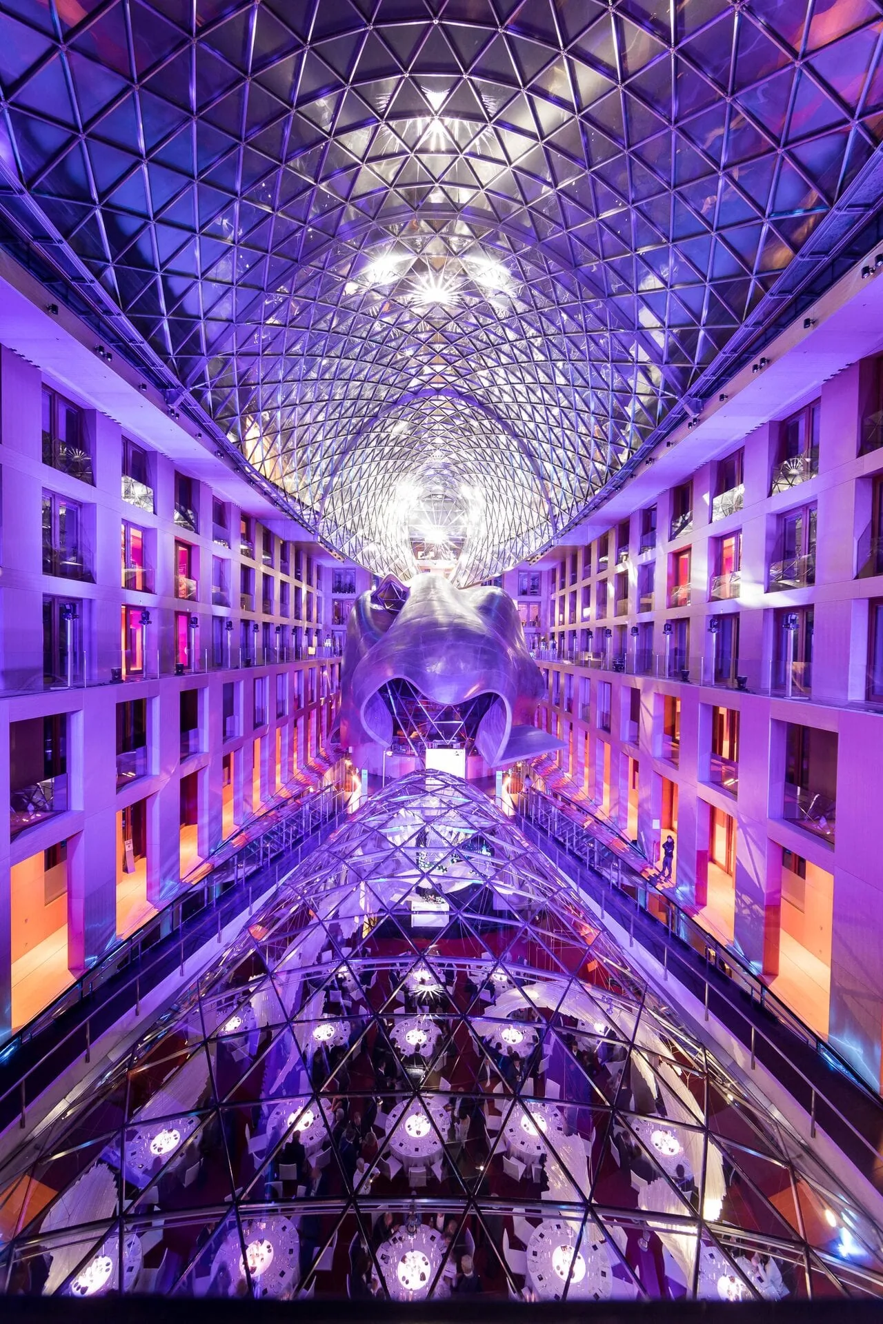 AXICA Atrium bei Nacht in Blau und Pink (©AXICA)
