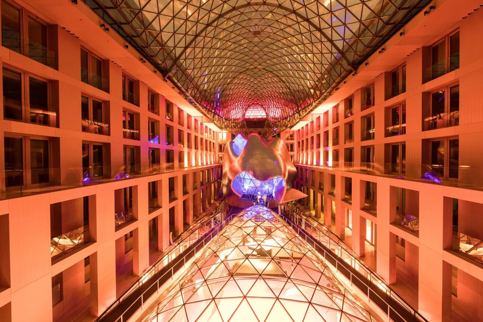 AXICA Atrium in warmem Abendlicht (©AXICA)