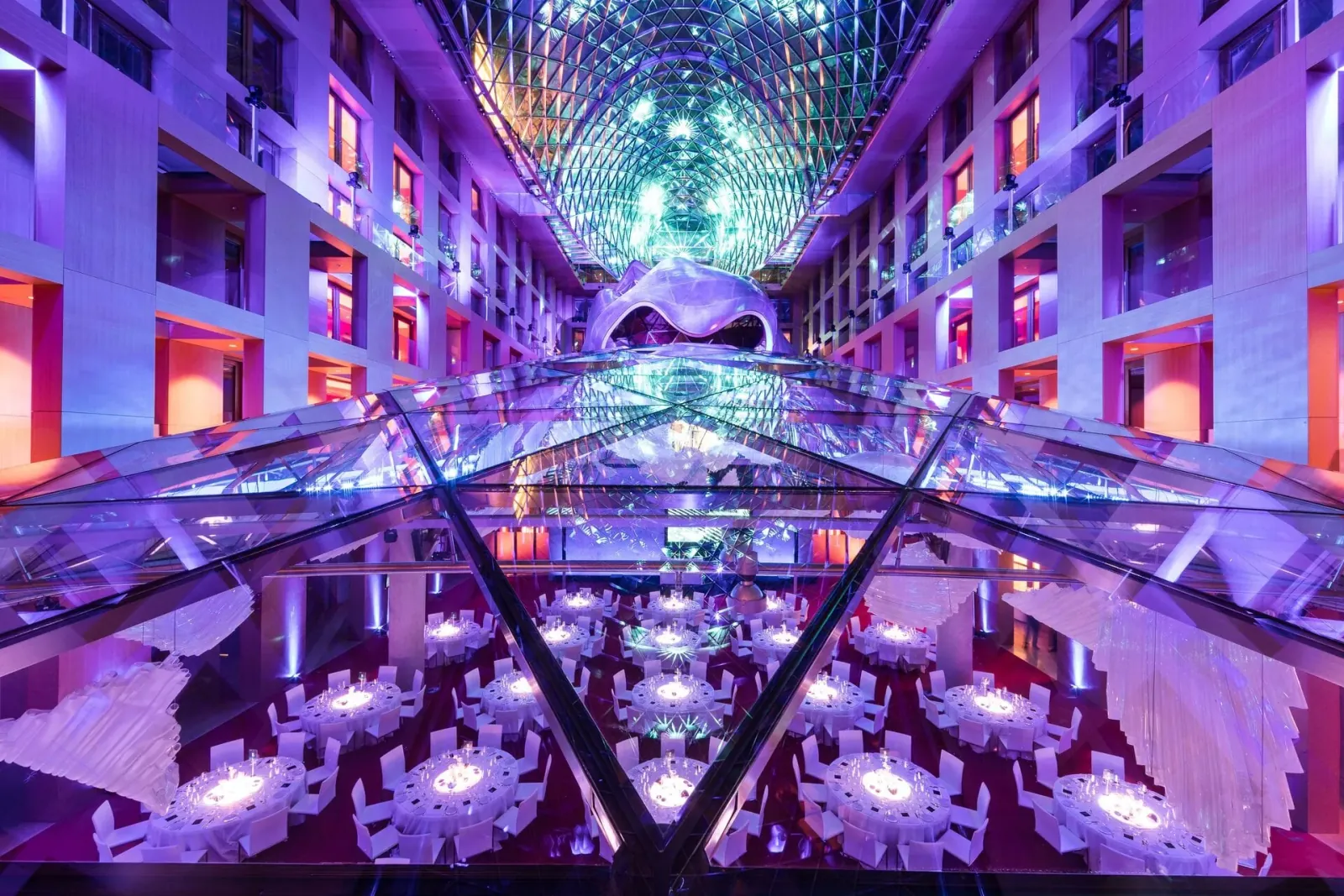 AXICA Atrium am Abend mit Galadinner (©AXICA)