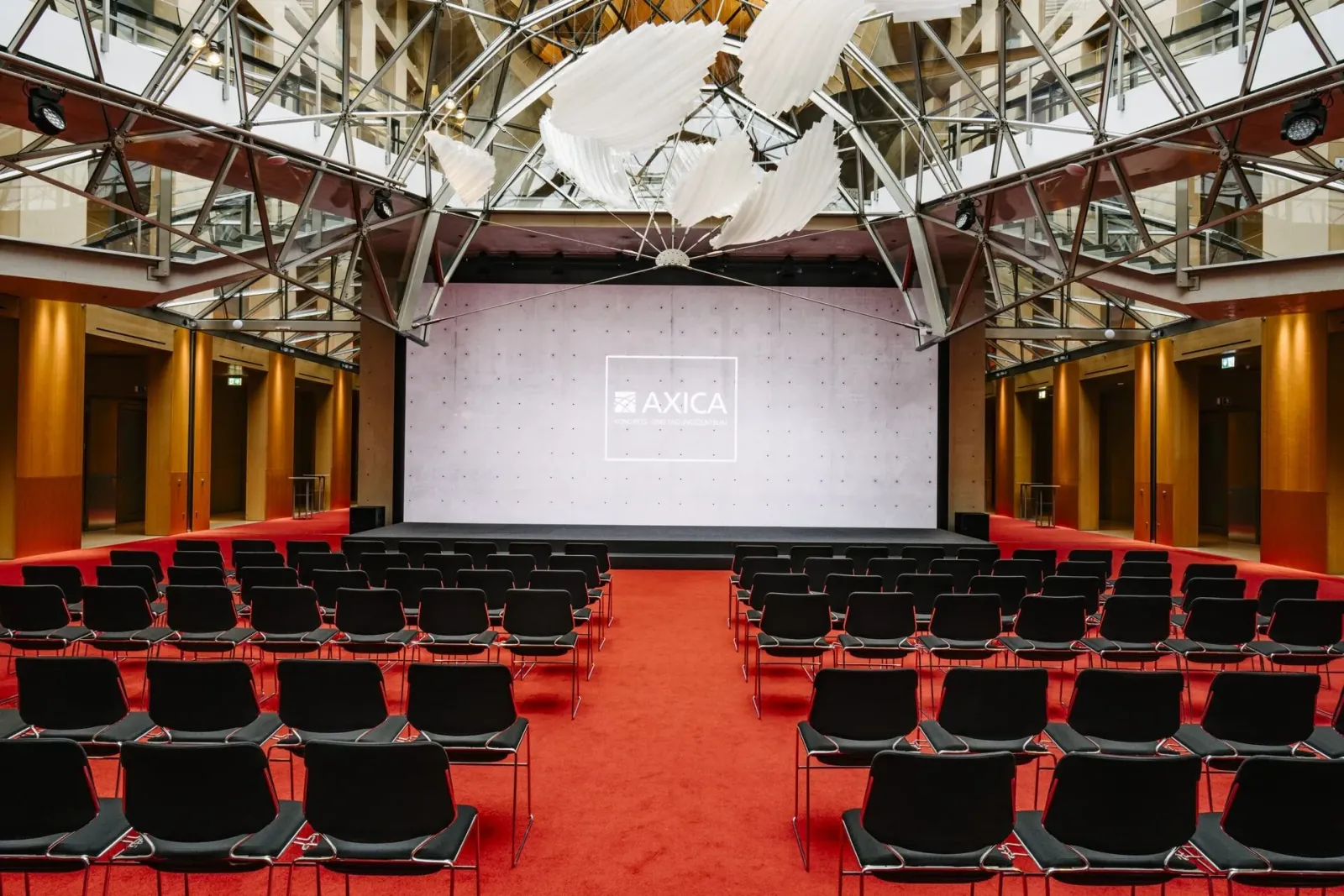 AXICA Forum mit LED-Wand und Sichtbeton (©AXICA)