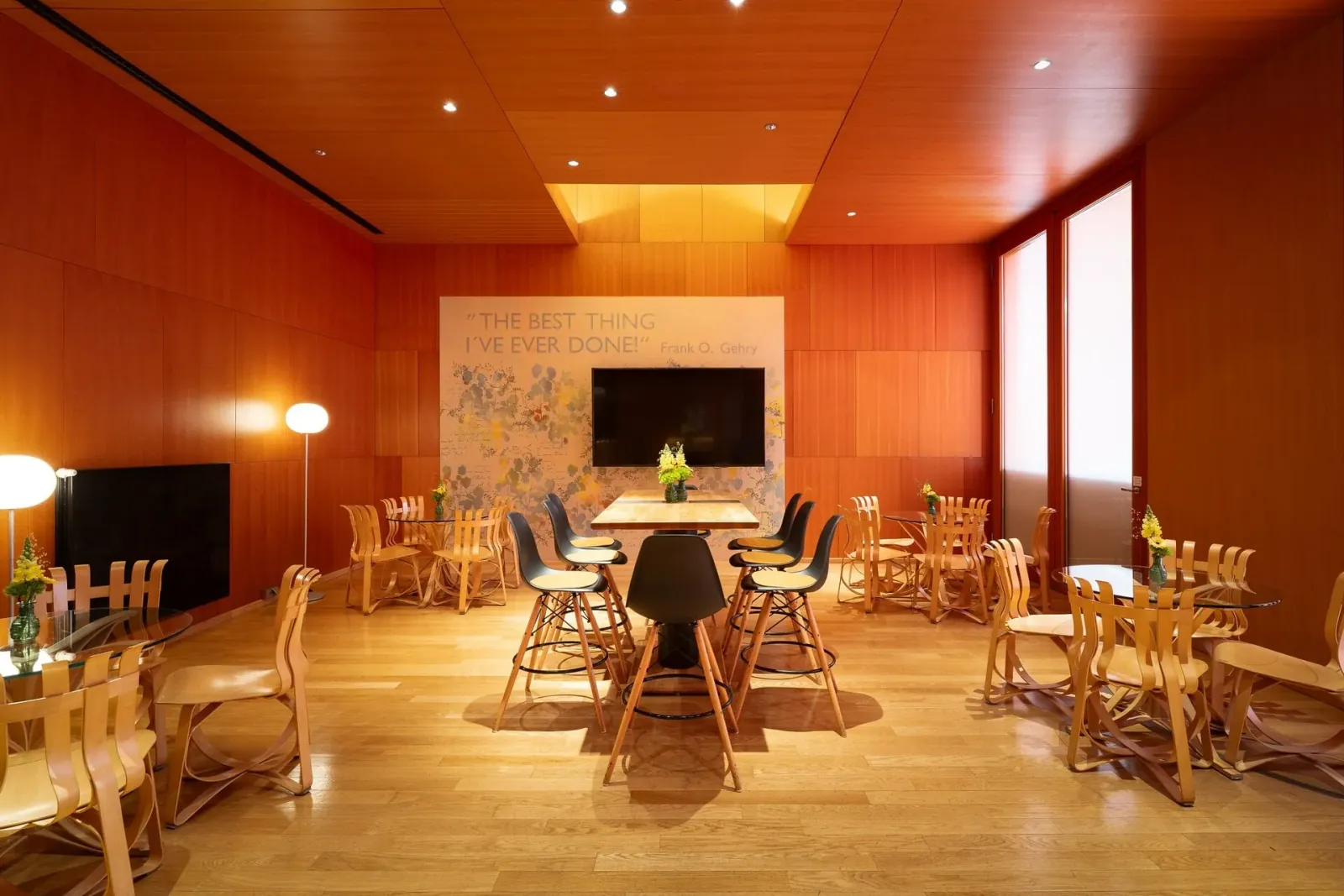 AXICA Gehry Lounge mit Frank-O-Gehry-Zitat (©AXICA)