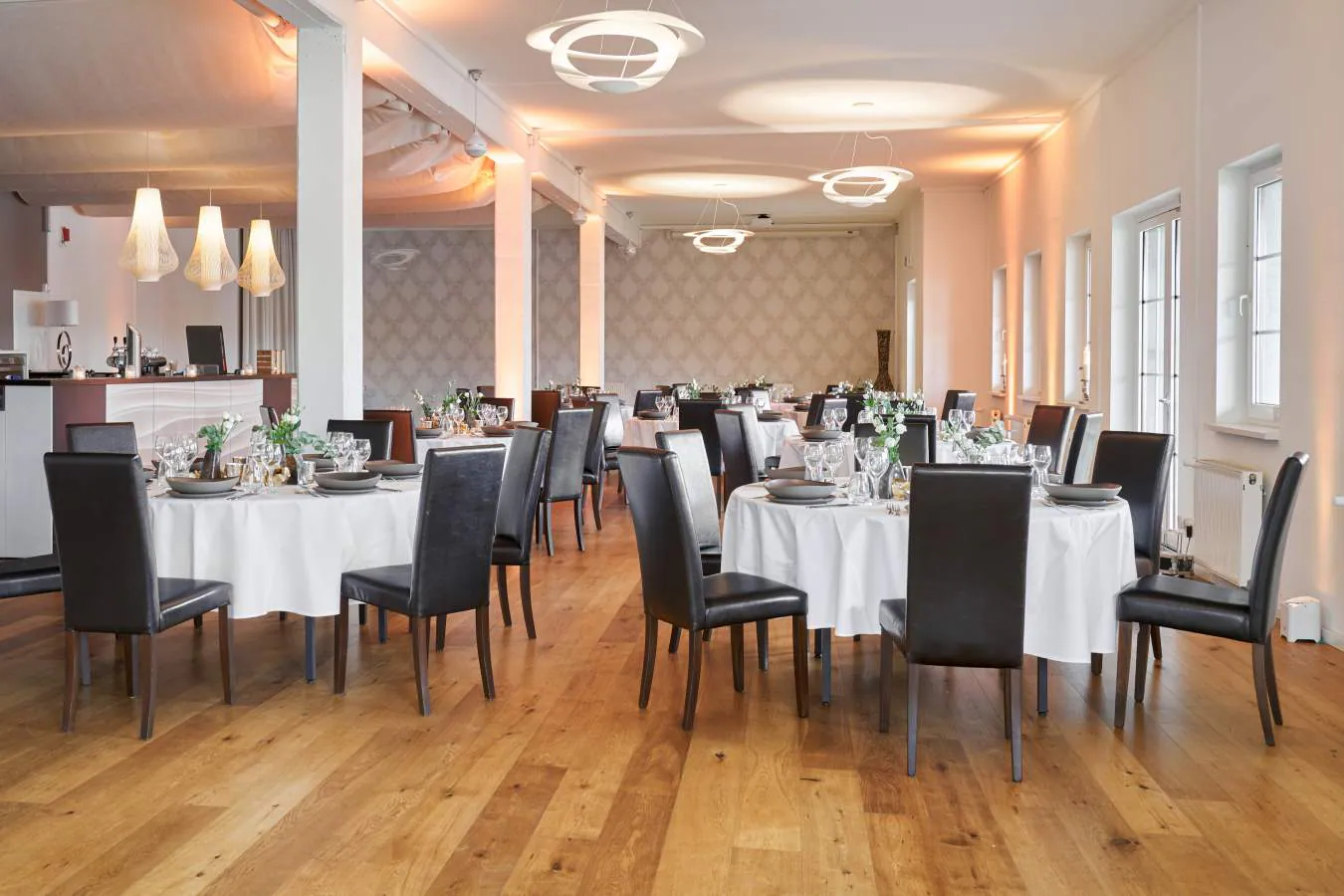 Lichtermeer – stimmungsvoller Dinner-Bereich mit gedeckten Tafeln (©WHITE Spreelounge)