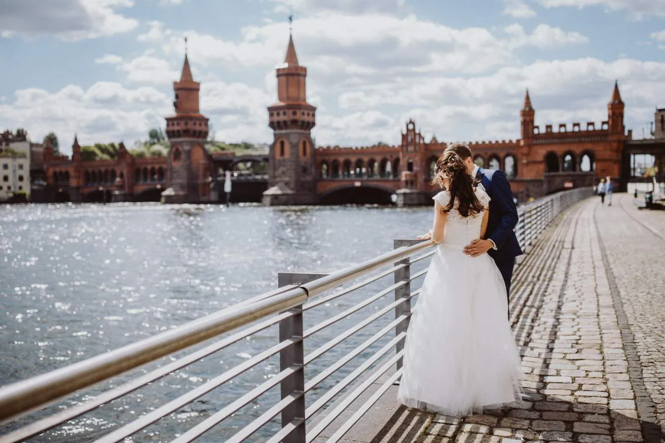 Brautpaar an der Spree mit Blick auf die Oberbaumbrücke