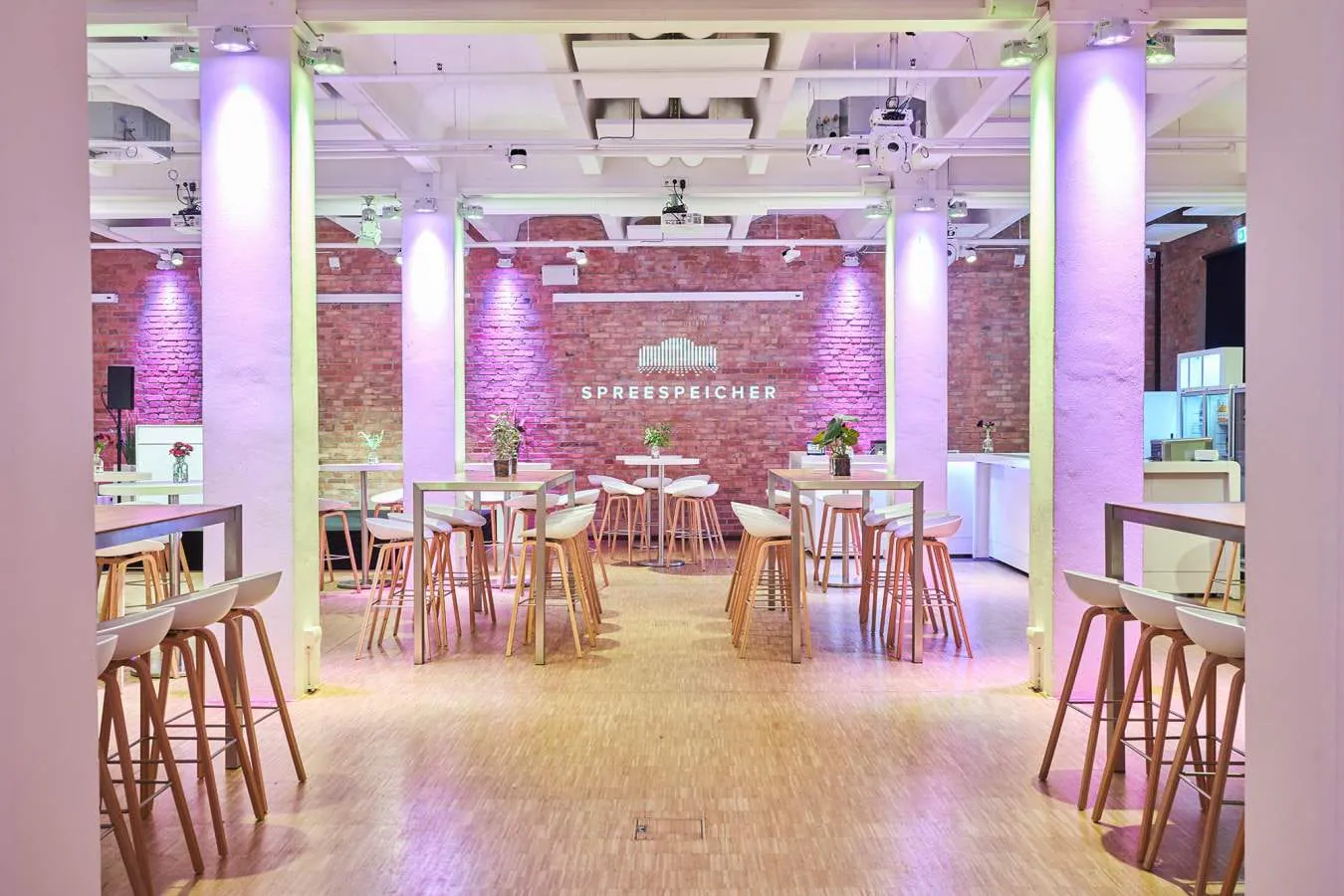 Spreespeicher Event-Saal mit Backsteinwand und Eventbeleuchtung