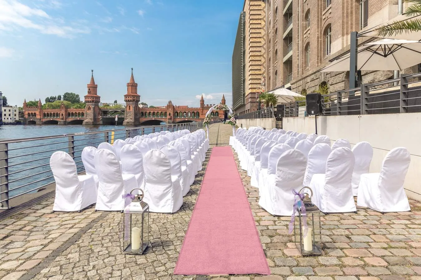 Freie Trauung an der Spree vor der Oberbaumbrücke